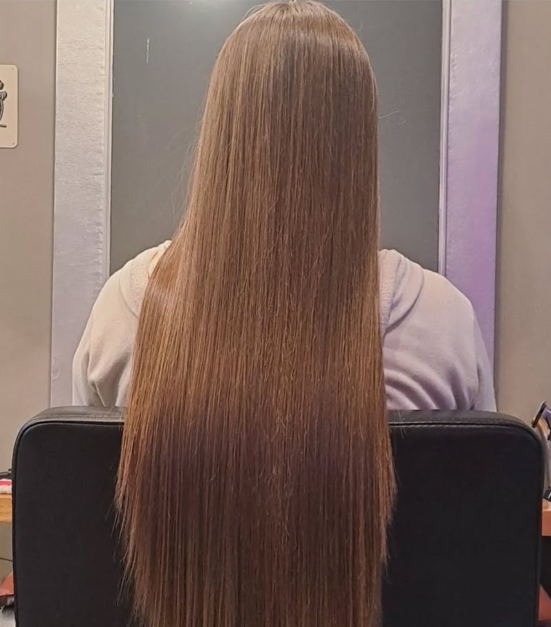 Pelo largo lacio después de un alisado