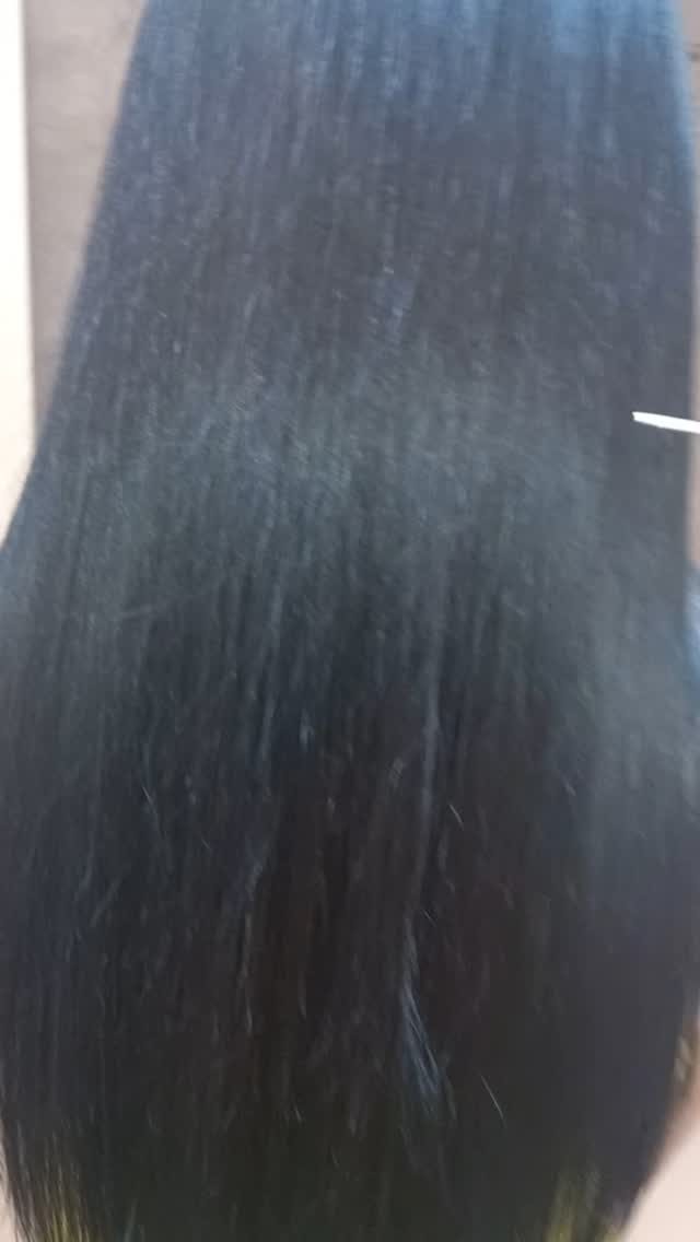 Pelo negro lacio con brillo