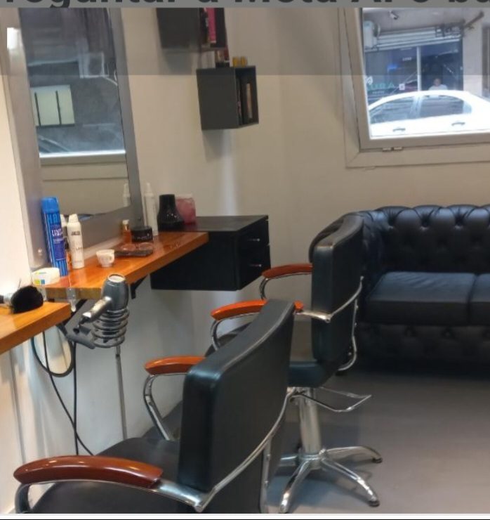 Sillones y espejos del salón