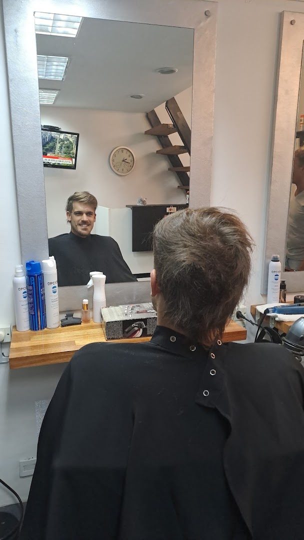 Estilista trabajando frente al espejo en Oxígeno Peluquería