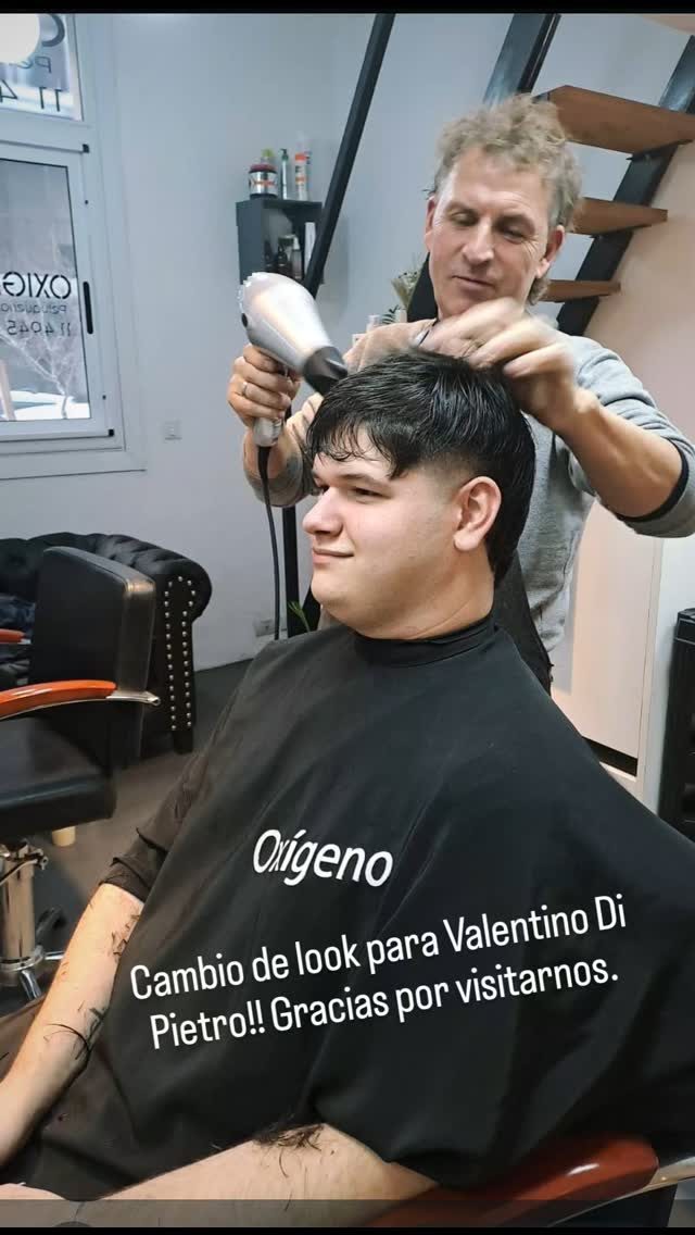 Fabián secando el pelo de un cliente